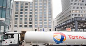 Weisser&nbsp;TotalEnergies Heizöl Tankwagen vor Hochhäusern
