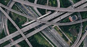 Komplexes Autobahnkreuz aus Vogelperspektive
