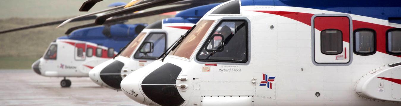 Seitlich abgebildete Hubschrauber mit Pilot in Parkposition
