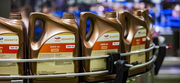 TotalEnergies Quartz Motoröl Kanister auf Fliessband