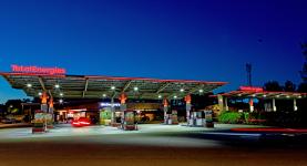 TotalEnergies Tankstelle bei Nacht