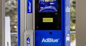 Blaues AdBlue Schild
