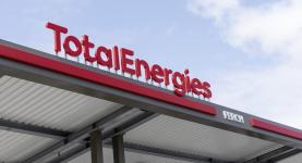 TotalEnergies Beschriftung auf Tankstellendach