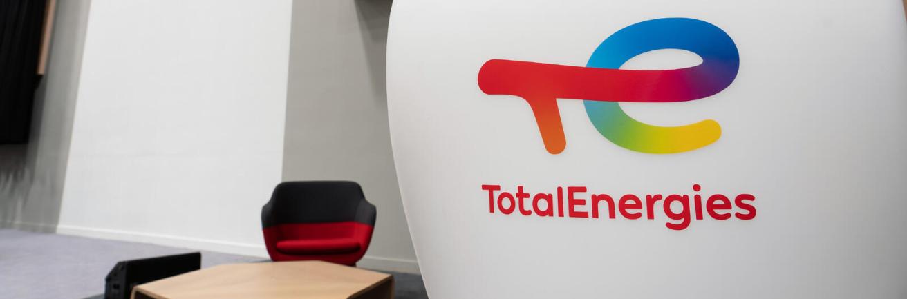 TotalEnergies Logo auf Rednerpult