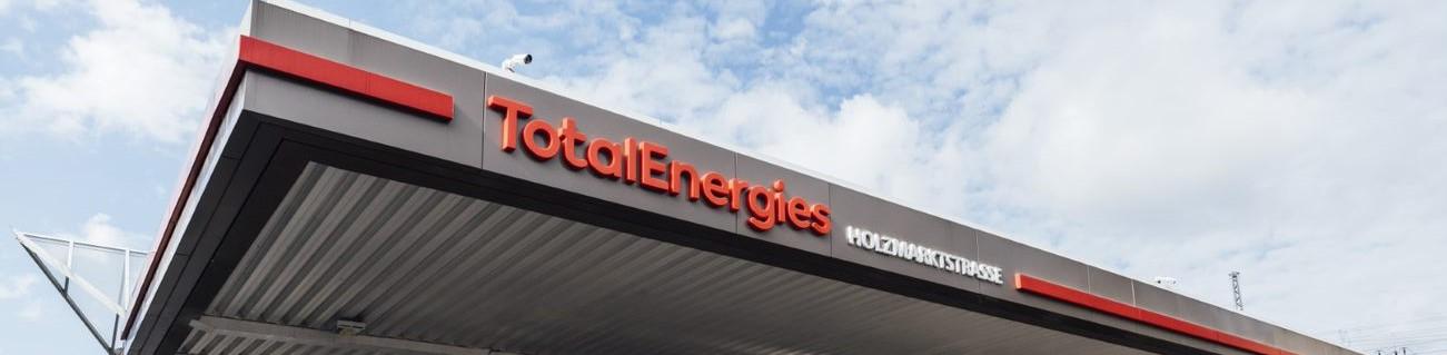 Totalenergies Schriftzug auf Tankstellendach